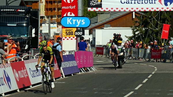 Geraint Thomas closes fast on Mikel Nieve in La Rosiere