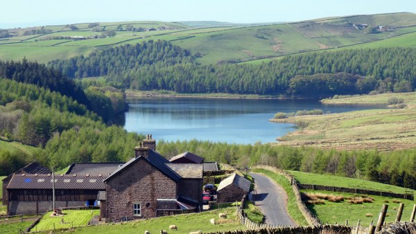 Looking back down Ankers Knoll Lane to Lamaload Reservoir