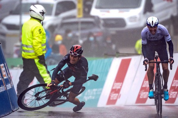 Geraint Thomas tumbles in the sprint on stage 4
