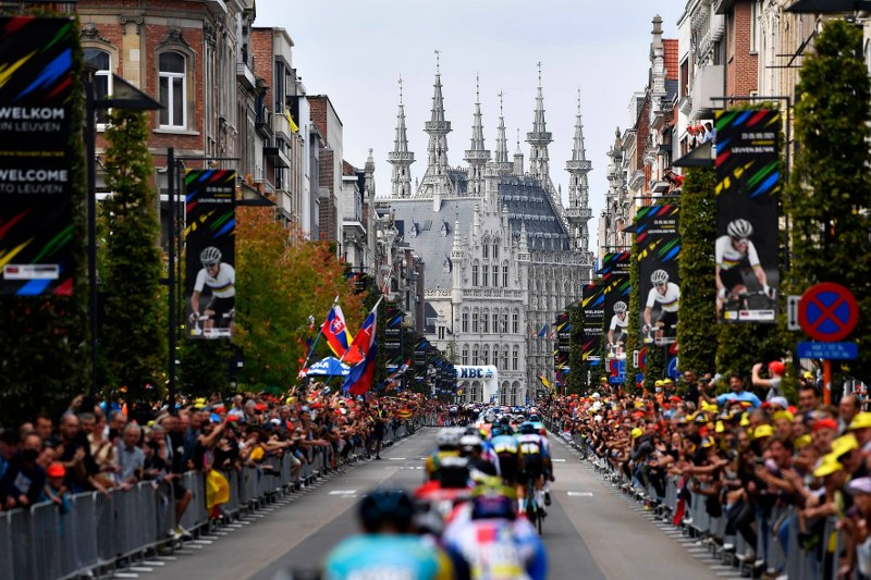 The men's 2021 Worlds road race heads into town